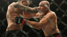 Олейник выиграл битву супер-ветеранов. Повержен бывший чемпион UFC