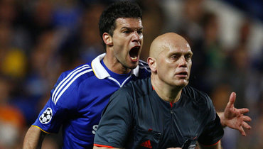 6 мая 2009 года. Лондон. «Челси» — «Барселона» — 1:1. Арбитр Том Хеннинг Эвребе и полузащитник «синих» Михаэль Баллак.