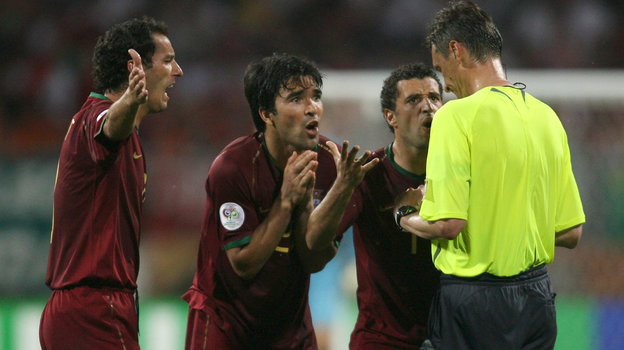 25 июня 2006. Нюрнберг. Португалия — Голландия — 1:0. Валентин Иванов показывает вторую желтую карточку Деку. Фото Reuters 25 июня 2006. Нюрнберг. Португалия — Голландия — 1:0. Валентин Иванов показывает вторую желтую карточку Деку. Фото Reuters