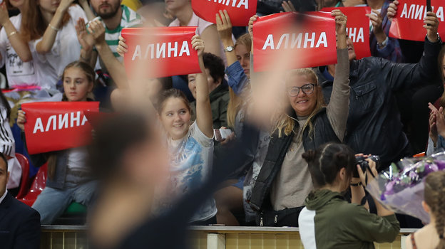 Плакаты болельщиков Алины Загитовой. Фото Александр Федоров, «СЭ» / Canon EOS-1D X Mark II Плакаты болельщиков Алины Загитовой. Фото Александр Федоров, «СЭ» / Canon EOS-1D X Mark II