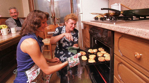1999 год. Ольга Брусникина на кухне с родителями. Фото Андрей Голованов и Сергей Киврин, - 1999 год. Ольга Брусникина на кухне с родителями. Фото Андрей Голованов и Сергей Киврин, -