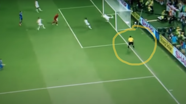 Джон Терри выбивает мяч из ворот на глазах Иштвана Вода. Джон Терри выбивает мяч из ворот на глазах Иштвана Вода.