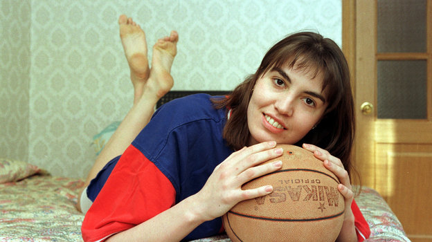 1998 год. Баскетболистка Елена Баранова. Фото Дмитрий Солнцев, - 1998 год. Баскетболистка Елена Баранова. Фото Дмитрий Солнцев, -