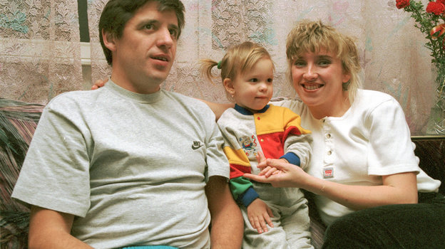 1996 год. Москва. Светлана Мастеркова с мужем и дочкой. Фото Дмитрий Солнцев, - 1996 год. Москва. Светлана Мастеркова с мужем и дочкой. Фото Дмитрий Солнцев, -