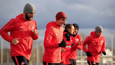 «Спартак» и другие московские команды пока не могут тренироваться в столице из-за ограничений.