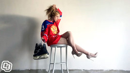 Вместо коньков — шпильки. Вместо клюшки — лопата. Красотка-хоккеистка на карантине