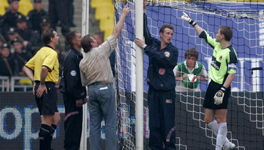 22 мая 2005 года. Москва. «Спартак» — ЦСКА — 1:3. Резервный судья Николай Левников вместе с сотрудниками «Лужников» устраняют прореху в воротах Игоря Акинфеева, которую обнаружил главный арбитр дерби немец Флориан Майер.