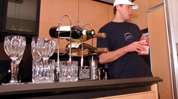 24 декабря 1999 года. Майями. Павел Буре у барной стойки в квартире. Фото Александр Вильф, - 24 декабря 1999 года. Майями. Павел Буре у барной стойки в квартире. Фото Александр Вильф, -