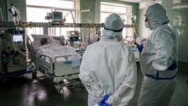 «Самое большое счастье — снять памперс после смены». Спортивные врачи и сейчас по 12 часов пашут в красной зоне