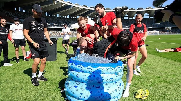 «Месть» спартаковцев тренеру за тяжелую тренировку. Фото ФК «Спартак» «Месть» спартаковцев тренеру за тяжелую тренировку. Фото ФК «Спартак»