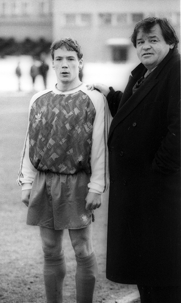 1992 год. Нижний Новогород. Главный тренер нижегородского «Локомотива» Валерий Овчинников и футболист Владимир Казаков. Фото Александр Вильф, - 1992 год. Нижний Новогород. Главный тренер нижегородского «Локомотива» Валерий Овчинников и футболист Владимир Казаков. Фото Александр Вильф, -