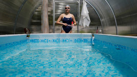 Бассейн вместо парника на даче. Так тренируется новая Ефимова