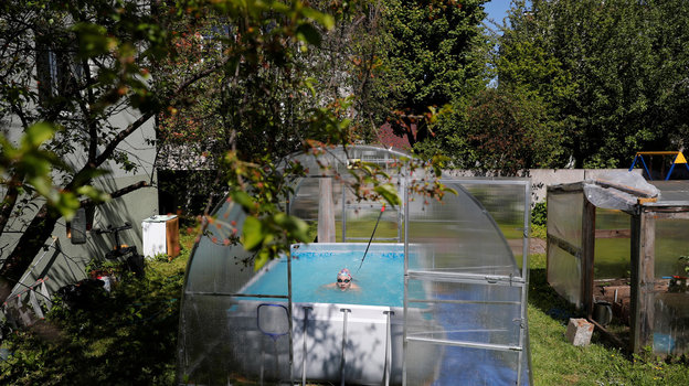Бассейн в теплице на дачном участке. Фото Reuters Бассейн в теплице на дачном участке. Фото Reuters
