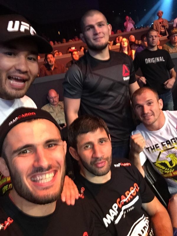 Нейт Диас — справа на заднем плане. Нейт Диас — справа на заднем плане.