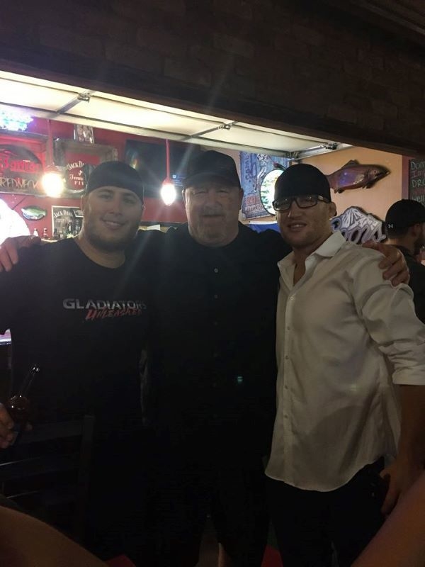 Маркус и Джастин Гэтжи с отцом. Маркус и Джастин Гэтжи с отцом.