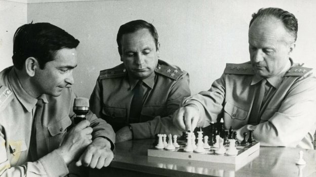 9 июня 1970 года. Валерий Быковский, Виктор Горбатко и Николай Каманин в ЦПК во время матча Космос - Земля. 9 июня 1970 года. Валерий Быковский, Виктор Горбатко и Николай Каманин в ЦПК во время матча Космос - Земля.