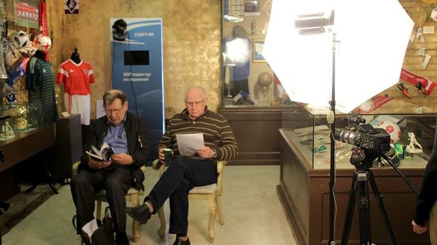 Рабочий момент съемок фильма «С мячом в Британию». Евгений Богатырев и народный артист России Валерий Баринов. Фото из личного архива Евгения Богатырева Рабочий момент съемок фильма «С мячом в Британию». Евгений Богатырев и народный артист России Валерий Баринов. Фото из личного архива Евгения Богатырева