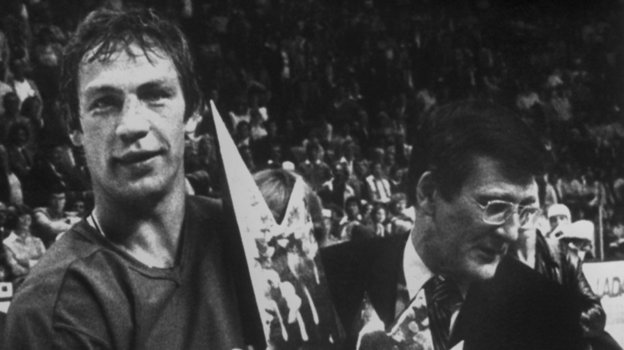 4 июня 1981 года. Монреаль. СССР — Канада (8:1). Капитан советской сборной Валерий Васильев с главным призом соревнований. Фото Валерий Зуфаров, ТАСС 4 июня 1981 года. Монреаль. СССР — Канада (8:1). Капитан советской сборной Валерий Васильев с главным призом соревнований. Фото Валерий Зуфаров, ТАСС