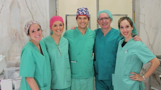 Судья-хирург Сесар Мануэль Новаль Фонт (по центру). Судья-хирург Сесар Мануэль Новаль Фонт (по центру).