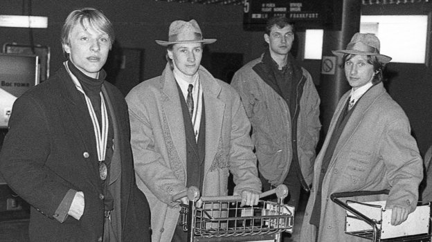 Февраль 1992 года. Олимпийский чемпионы по хоккею Дарюс Каспарайтис, Алексей Ковалев, Игорь Кравчук и Николай Хабибулин (слева направо).. Фото Дмитрий Солнцев, - Февраль 1992 года. Олимпийский чемпионы по хоккею Дарюс Каспарайтис, Алексей Ковалев, Игорь Кравчук и Николай Хабибулин (слева направо).. Фото Дмитрий Солнцев, -