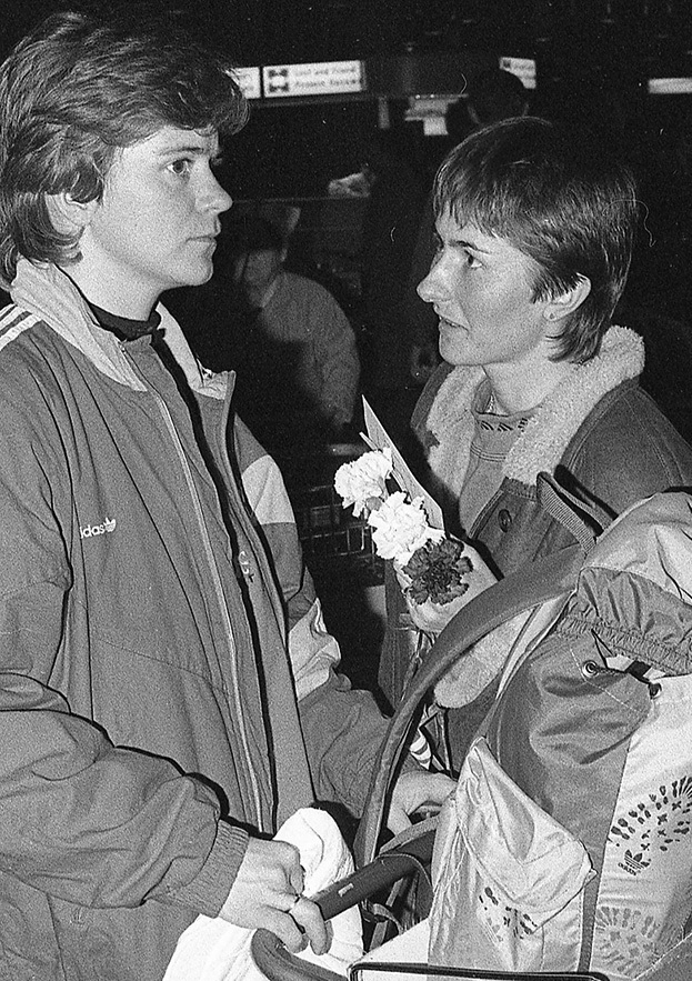 1992 год. Москва. В аэропорту олимпийские чемпионки в лыжной эстафете Лариса Лазутина и Елена Вяльбе. Фото Дмитрий Солнцев, - 1992 год. Москва. В аэропорту олимпийские чемпионки в лыжной эстафете Лариса Лазутина и Елена Вяльбе. Фото Дмитрий Солнцев, -