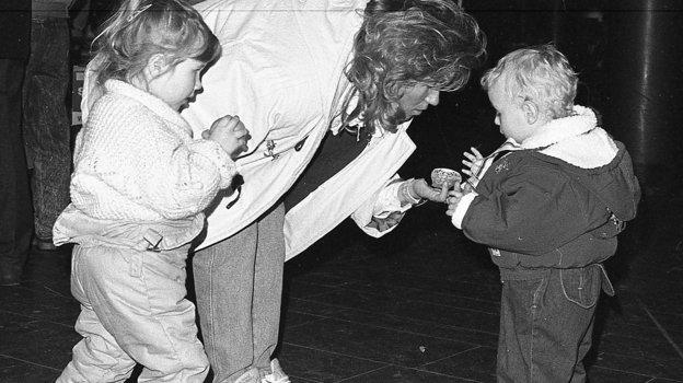 Анфиса Резцова вместе с дочкой Дашей рассматривает золотую медаль у сына вратаря хоккейной команды Михаила Шталенкова. Фото Дмитрий Солнцев, - Анфиса Резцова вместе с дочкой Дашей рассматривает золотую медаль у сына вратаря хоккейной команды Михаила Шталенкова. Фото Дмитрий Солнцев, -