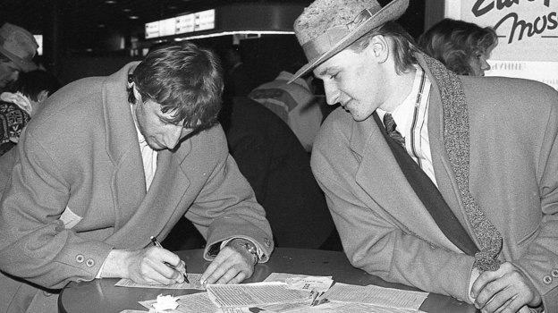 Николай Хабибуллин и Алексей Ковалев заполняют таможенные декларации. Фото Дмитрий Солнцев, - Николай Хабибуллин и Алексей Ковалев заполняют таможенные декларации. Фото Дмитрий Солнцев, -