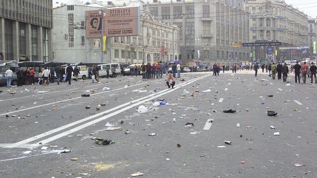 9 июня 2002 года. Москва. Последствия беспорядков. Фото Григорий Филиппов 9 июня 2002 года. Москва. Последствия беспорядков. Фото Григорий Филиппов