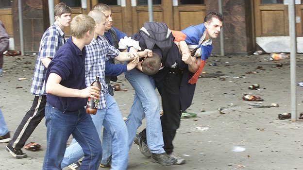 9 июня 2002 года. Москва. В беспорядках погиб 17-летний школьник. Фото Григорий Филиппов 9 июня 2002 года. Москва. В беспорядках погиб 17-летний школьник. Фото Григорий Филиппов