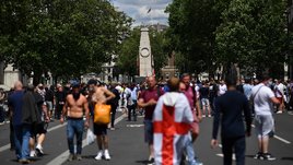 Жизни чернокожих важны, но не за счет памятников. В Англии футбольные фанаты дерутся с полицией