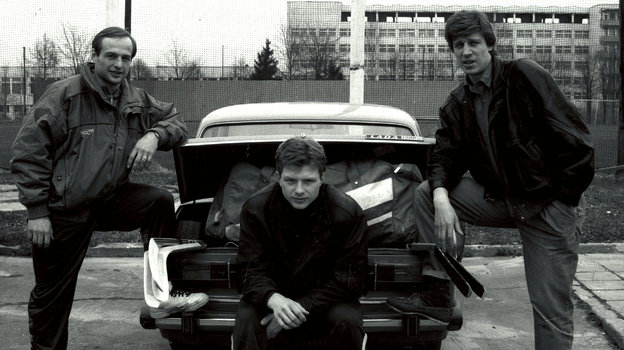 1991 год. Хоккеисты сборной СССР (слева направо): Илья Бякин (ЦСКА), Алексей Жамнов («Динамо» М), Дмитрий Миронов («Крылья Советов»). Фото Владимир Беззубов photo.khl.ru 1991 год. Хоккеисты сборной СССР (слева направо): Илья Бякин (ЦСКА), Алексей Жамнов («Динамо» М), Дмитрий Миронов («Крылья Советов»). Фото Владимир Беззубов photo.khl.ru