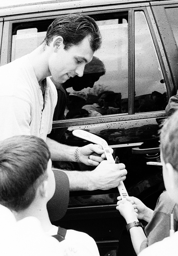 1992 год. Олимпийский чемпион Альбервиля, защитник ЦСКА Сергей Зубов раздает автографы. Фото Александр Вильф, - 1992 год. Олимпийский чемпион Альбервиля, защитник ЦСКА Сергей Зубов раздает автографы. Фото Александр Вильф, -