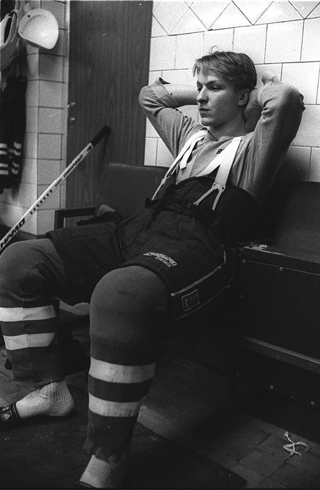 1992 год. Дарюс Каспарайтис в раздевалке московского «Динамо». Фото Дмитрий Солнцев, - 1992 год. Дарюс Каспарайтис в раздевалке московского «Динамо». Фото Дмитрий Солнцев, -