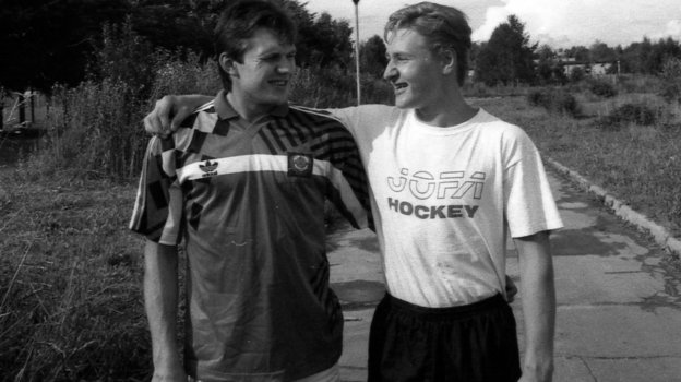 1991 год. Хоккеисты сборной СССР Вячеслав Буцаев (слева) и Алексей Ковалев. Фото Владимир Беззубов photo.khl.ru 1991 год. Хоккеисты сборной СССР Вячеслав Буцаев (слева) и Алексей Ковалев. Фото Владимир Беззубов photo.khl.ru