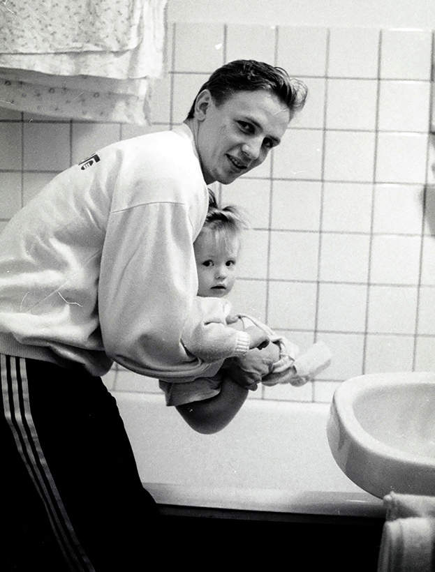 1989 год. Нападающий ЦСКА и сборной СССР Игорь Ларионов и его дочь Алена. Фото Игорь Уткин 1989 год. Нападающий ЦСКА и сборной СССР Игорь Ларионов и его дочь Алена. Фото Игорь Уткин