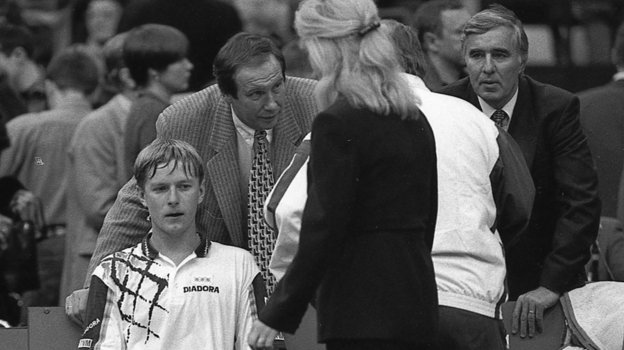 1995 год. Москва. Евгений Кафельников и тренерский штаб российской команды в финале Кубка Дэвиса: Шамиль Тарпищев, Анатолий Лепешин (спиной) и знаменитый советский теннисист и комментатор Александр Метревели. Фото Александр Вильф, - 1995 год. Москва. Евгений Кафельников и тренерский штаб российской команды в финале Кубка Дэвиса: Шамиль Тарпищев, Анатолий Лепешин (спиной) и знаменитый советский теннисист и комментатор Александр Метревели. Фото Александр Вильф, -