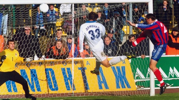 30 сентября 2001 года. Санкт-Петербург. «Зенит» — ЦСКА — 6:1. Удар Максима Деменко по воротам Вениамина Мандрыкина. Фото Вячеслав Евдокимов 30 сентября 2001 года. Санкт-Петербург. «Зенит» — ЦСКА — 6:1. Удар Максима Деменко по воротам Вениамина Мандрыкина. Фото Вячеслав Евдокимов