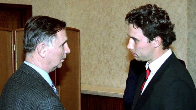 В 1994 году Александр Могильный впервые после побега из СССР встретился со своим бывшим тренером Виктором Тихоновым. Фото Владимир Беззубов, photo.khl.ru В 1994 году Александр Могильный впервые после побега из СССР встретился со своим бывшим тренером Виктором Тихоновым. Фото Владимир Беззубов, photo.khl.ru