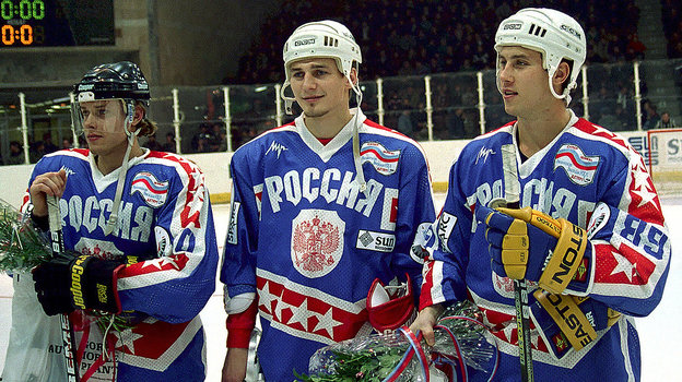 1994 год. Москва. Хоккеисты команды «Звезды России» на «Кубке «Спартака» Павел Буре, Сергей Федоров и Александр Могильный. Фото Владимир Беззубов, photo.khl.ru 1994 год. Москва. Хоккеисты команды «Звезды России» на «Кубке «Спартака» Павел Буре, Сергей Федоров и Александр Могильный. Фото Владимир Беззубов, photo.khl.ru