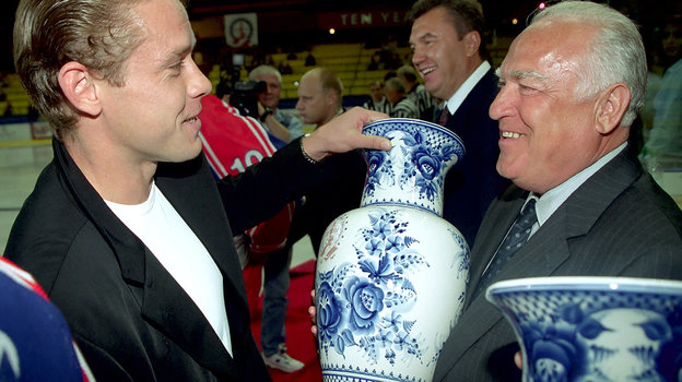 1994 год. Павел Буре и Премьер-министр России Виктор Черномырдин на «Кубке «Спартака». Фото Владимир Беззубов, photo.khl.ru 1994 год. Павел Буре и Премьер-министр России Виктор Черномырдин на «Кубке «Спартака». Фото Владимир Беззубов, photo.khl.ru