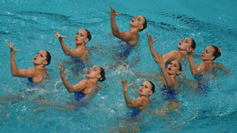 «Садишься на бортик бассейна, и тренер шлепает тебя резиновым тапком по коленкам». Шокирующая история о том, как растят чемпионок