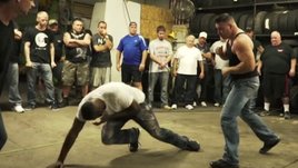 Король кулачных боев обвиняется в убийстве. Однажды он избил русского и его чуть не пристрелили