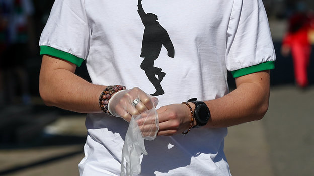 21 июня. Москва. «Локомотив» — «Оренбург». Футболка с силуэтом Юрия Семина. Фото Дарья Исаева, «СЭ» / Canon EOS-1D X Mark II 21 июня. Москва. «Локомотив» — «Оренбург». Футболка с силуэтом Юрия Семина. Фото Дарья Исаева, «СЭ» / Canon EOS-1D X Mark II