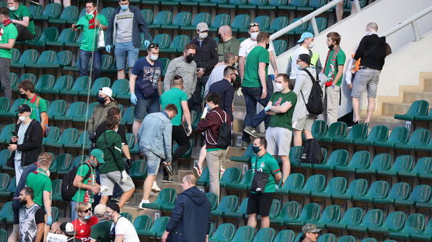 21 июня. Москва. «Локомотив» — «Оренбург». Болельщики покидают стадион в середине первого тайма. Фото Александр Федоров, «СЭ» / Canon EOS-1D X Mark II 21 июня. Москва. «Локомотив» — «Оренбург». Болельщики покидают стадион в середине первого тайма. Фото Александр Федоров, «СЭ» / Canon EOS-1D X Mark II