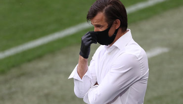 20 июня. Москва. ЦСКА — «Зенит» — 0:4. Сергей Семак — в маске и перчатках.