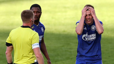 Игроки «Оренбурга» Джоэль Фамейе и Тимур Аюпов.