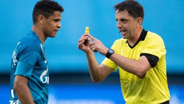 26 июня. Санкт-Петербург. «Зенит» — «Крылья Советов» — 2:1. Малком и арбитр Павел Кукуян.