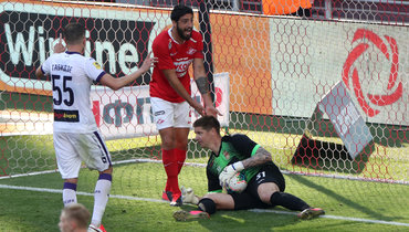 27 июня. Москва. «Спартак» — «Уфа» — 0:0. Вратарь Александр Беленов остановил мяч на линии ворот.
