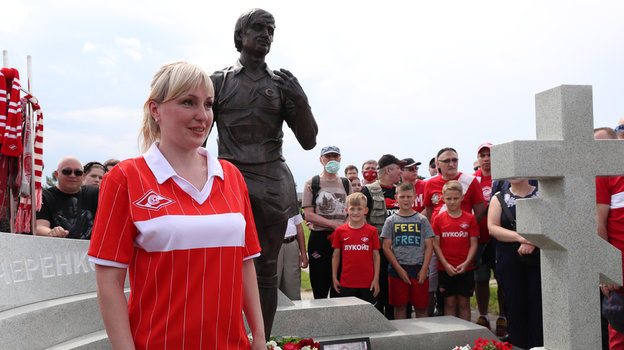 28 июня. Москва. Открытие памятника Федору Черенкову. Анастасия Черенкова. Фото Александр Федоров, «СЭ» / Canon EOS-1D X Mark II 28 июня. Москва. Открытие памятника Федору Черенкову. Анастасия Черенкова. Фото Александр Федоров, «СЭ» / Canon EOS-1D X Mark II