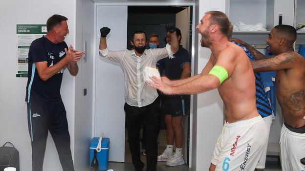 5 июля. Краснодар. Чемпионская раздевалка «Зенита». Фото Анна Мейер, ФК «Зенит» 5 июля. Краснодар. Чемпионская раздевалка «Зенита». Фото Анна Мейер, ФК «Зенит»